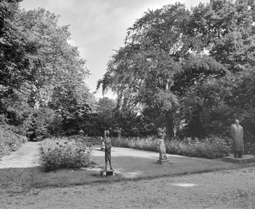 884233 Afbeelding van enkele beeldhouwwerken in de tuin van de dependance van het Centraal Museum (Maliebaan 42) te Utrecht.